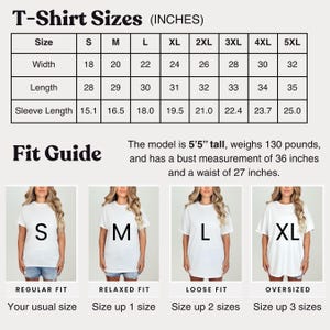 Op de afbeelding: Een witte t-shirt maattabel met afmetingen in inches. De tabel bevat maten van S tot 5XL, met bijbehorende breedte, lengte en mouwlengte maten. Een pasvormgids toont hoe de shirts passen, van normaal tot oversized. Het model is 165cm lang, weegt 59kg.