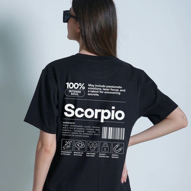 Pode incluir: Camiseta preta com texto e gr&aacute;ficos brancos. A camiseta apresenta a palavra "Scorpio" e o texto "100% Intense Soul". Texto adicional descreve os tra&ccedil;os de Escorpi&atilde;o e inclui &iacute;cones.
