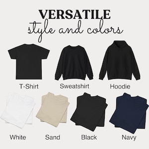 K&ouml;nnte beinhalten: Bild zeigt verschiedene Kleidungsst&uuml;cke in verschiedenen Farben. Enth&auml;lt ein schwarzes T-Shirt, Sweatshirt und Hoodie. Au&szlig;erdem gefaltete Stapel wei&szlig;er, sandfarbener, schwarzer und marinefarbener Hemden. Der Text oben lautet "VERSATILE style and colors."