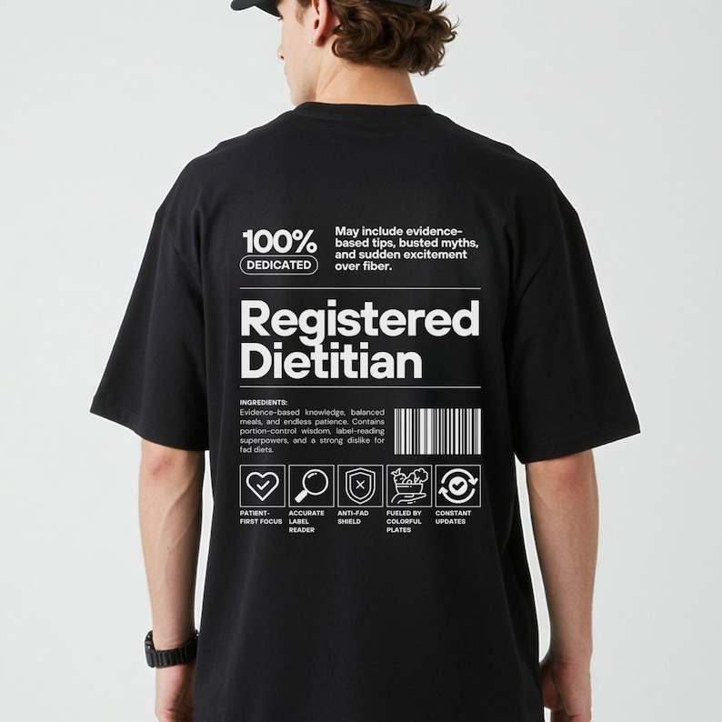Pu&ograve; includere: T-shirt nera con testo bianco "Registered Dietitian". Il retro della maglietta presenta anche le parole "100% Dedicated" e un elenco di "Ingredienti" tra cui conoscenze basate sull'evidenza e saggezza nel controllo delle porzioni.