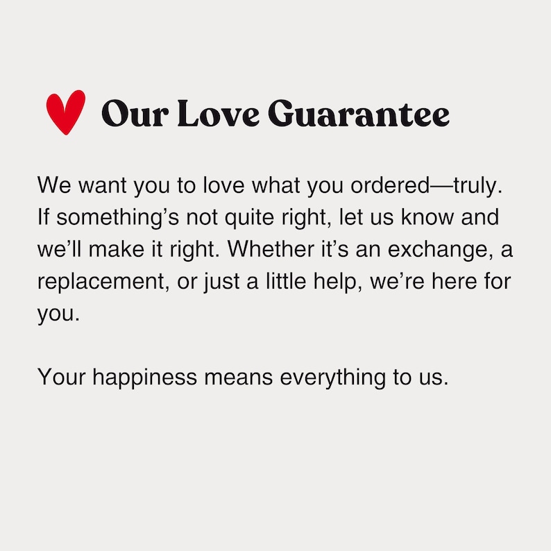 Op de afbeelding: Afbeelding met de tekst "Our Love Guarantee" en een rood hart. De tekst belooft klanttevredenheid en biedt omruiling, vervanging of hulp om de tevredenheid met de bestelling te garanderen.