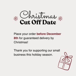 Pode incluir: Gr&aacute;fico creme com o texto "Christmas Cut Off Date" em escrita preta e negrito. O texto aconselha a encomendar antes de 8 de dezembro para entrega garantida no Natal. Uma ilustra&ccedil;&atilde;o de caixa de presente est&aacute; no canto inferior direito.