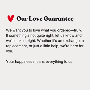 Pu&ograve; includere: Grafica con il testo "Our Love Guarantee" e un'icona a forma di cuore rosso. Il testo promette la soddisfazione del cliente, offrendo cambi, sostituzioni o assistenza per garantire la felicit&agrave; con l'ordine.