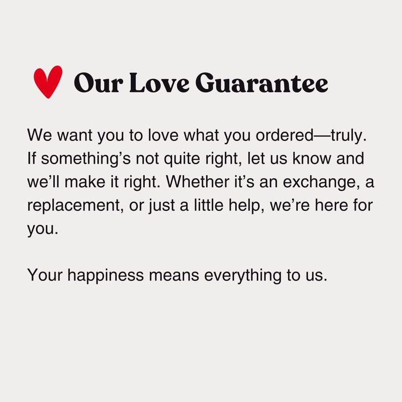 Pu&ograve; includere: Grafica con il testo "Our Love Guarantee" e un'icona a forma di cuore rosso. Il testo promette la soddisfazione del cliente, offrendo cambi, sostituzioni o assistenza per garantire la felicit&agrave; con l'ordine.