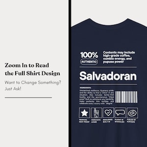 Pu&ograve; includere: T-shirt blu navy con testo bianco "Salvadoran". Il design include le parole "100% Autentico" e un elenco di ingredienti. Gli ingredienti includono caff&egrave; di alta qualit&agrave;, energia cumbia e potere pupusa. La maglietta ha anche delle icone.