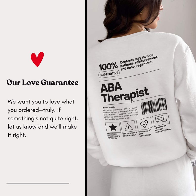 K&ouml;nnte beinhalten: Wei&szlig;es Sweatshirt mit dem Text "ABA Therapist" in Schwarz. Auf der R&uuml;ckseite des Sweatshirts befinden sich ein Barcode und Symbole. Der Text "Our Love Guarantee" wird mit einem roten Herzen angezeigt.