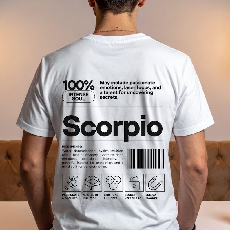 Pode incluir: Camiseta branca com design gr&aacute;fico preto com a palavra "Scorpio" e texto relacionado. A camiseta inclui um c&oacute;digo de barras e &iacute;cones que representam tra&ccedil;os-chave. O design est&aacute; centrado nas costas.