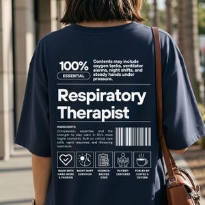 Może przedstawiać: Granatowa koszulka z białym napisem "Respiratory Therapist". Koszulka zawiera listę składnik&oacute;w i ikony. Tekst na koszulce brzmi "100% Essential" i "Contents may include oxygen tanks, ventilator alarms, night shifts, and steady hands under pressure."
