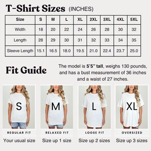 Pu&ograve; includere: Tabella taglie t-shirt in pollici. Include taglie dalla S alla 5XL, con misure di larghezza, lunghezza e lunghezza manica. Una guida alla vestibilit&agrave; mostra come vestono le magliette, da regular a oversize. La modella &egrave; alta 165 cm, pesa 59 kg, e ha 91 cm di busto e 69 cm di vita.
