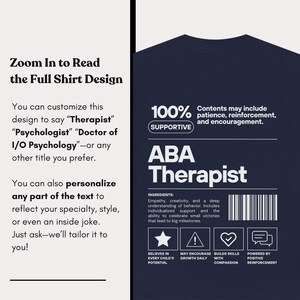 K&ouml;nnte beinhalten: Marineblaues T-Shirt mit wei&szlig;em Text, der &bdquo;ABA Therapist&ldquo; lautet. Das Shirt enth&auml;lt den Text &bdquo;100% Supportive&ldquo; und andere Texte &uuml;ber das Design des Shirts. Das Shirt hat auch Symbole und Text &uuml;ber die Inhaltsstoffe des Shirts.