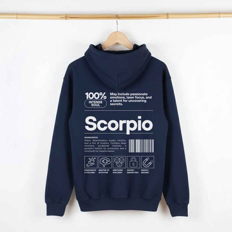 Pode incluir: Moletom azul marinho de Escorpi&atilde;o com texto branco. A parte de tr&aacute;s do moletom com capuz apresenta a palavra "Escorpi&atilde;o", o texto "100% Intense Soul" e outro texto que descreve os tra&ccedil;os de Escorpi&atilde;o. O moletom com capuz tem capuz e cord&atilde;o.