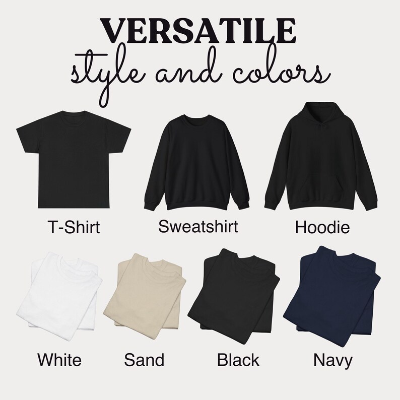 Pu&ograve; includere: Immagine che mostra una variet&agrave; di capi d'abbigliamento. L'immagine presenta una t-shirt nera, una felpa e una felpa con cappuccio, insieme a t-shirt piegate in bianco, sabbia, nero e blu navy. Il testo in alto recita "VERSATILE style and colors."