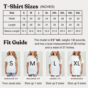 K&ouml;nnte beinhalten: Eine wei&szlig;e T-Shirt-Gr&ouml;&szlig;entabelle mit Ma&szlig;en in Zoll f&uuml;r die Gr&ouml;&szlig;en S bis 5XL. Die Tabelle enth&auml;lt Breite, L&auml;nge und &Auml;rmell&auml;nge. Ein Gr&ouml;&szlig;enratgeber zeigt, wie die Shirts passen, mit den Ma&szlig;en eines Models und Passformen.