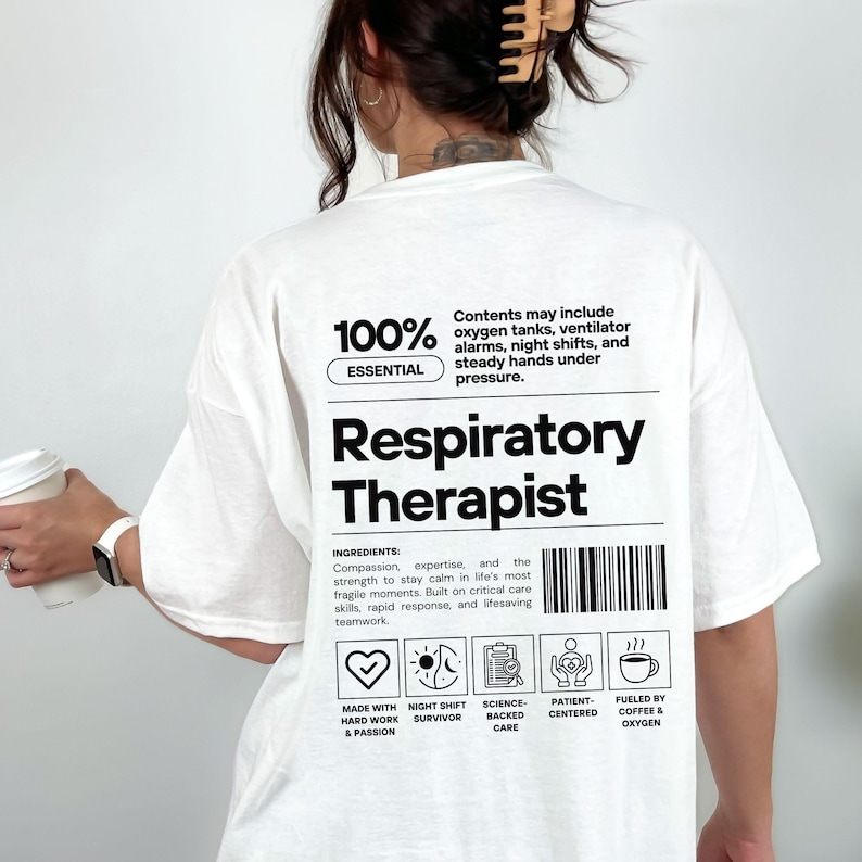 Może przedstawiać: Biała koszulka z napisem "Respiratory Therapist" w kolorze czarnym. Projekt zawiera dodatkowy tekst i ikony związane z zawodem. Nadruk znajduje się z tyłu koszulki.