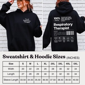 Może przedstawiać: Czarna bluza z kapturem z napisem "Sarah Respiratory Therapist" z przodu i "Respiratory Therapist" z tyłu. Z tyłu znajduje się r&oacute;wnież grafika z napisem "100% Essential". Dołączona jest tabela rozmiar&oacute;w w calach.