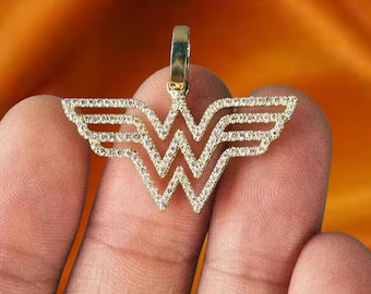 Runt slipat moissanithalsband, Wonder Womans hänge, 14k gult guld, snyggt diamanthänge, elegant smyckesgåva, 925 sterlingsilver