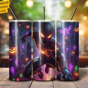 Puede incluir: Un juego de tres vasos de 20 oz con un dise&ntilde;o de Halloween. El dise&ntilde;o presenta a un superh&eacute;roe con un traje negro y rojo con un emblema de ara&ntilde;a, rodeado de calabazas, fantasmas y murci&eacute;lagos. Los vasos tienen pajitas negras y el texto "20 OZ TUMBLER WRAP DIGITAL DOWLOAD".