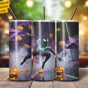 Puede incluir: Tres vasos de 20 oz con tem&aacute;tica de Halloween. Cada vaso presenta un dise&ntilde;o de Spider-Man con un traje negro y detalles en verde ne&oacute;n, rodeado de calabazas y dise&ntilde;os de telara&ntilde;as moradas. El texto "20 OZ TUMBLER WRAP DIGITAL DOWNLOAD" est&aacute; en la esquina superior izquierda.