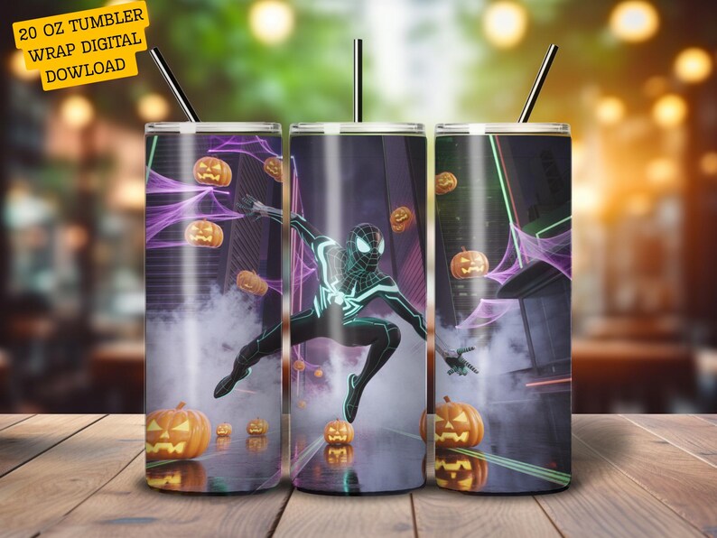 Puede incluir: Tres vasos de 20 oz con tem&aacute;tica de Halloween. Cada vaso presenta un dise&ntilde;o de Spider-Man con un traje negro y detalles en verde ne&oacute;n, rodeado de calabazas y dise&ntilde;os de telara&ntilde;as moradas. El texto "20 OZ TUMBLER WRAP DIGITAL DOWNLOAD" est&aacute; en la esquina superior izquierda.
