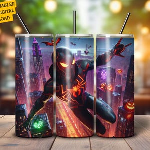 Puede incluir: Un juego de tres vasos de 20 oz con un dise&ntilde;o envolvente que presenta a un superh&eacute;roe con un traje negro y rojo, ambientado en un paisaje urbano con decoraciones de Halloween. Los vasos tienen pajitas negras y el texto "20 OZ TUMBLER WRAP DIGITAL DOWNLOAD".