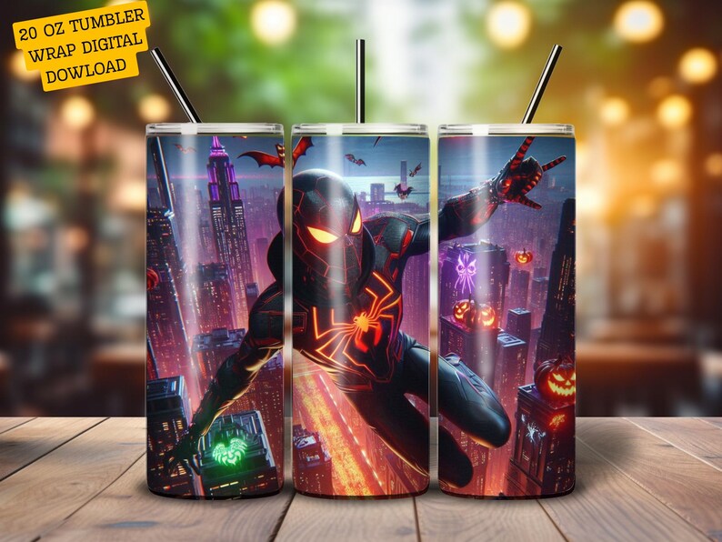 Puede incluir: Un juego de tres vasos de 20 oz con un dise&ntilde;o envolvente que presenta a un superh&eacute;roe con un traje negro y rojo, ambientado en un paisaje urbano con decoraciones de Halloween. Los vasos tienen pajitas negras y el texto "20 OZ TUMBLER WRAP DIGITAL DOWNLOAD".