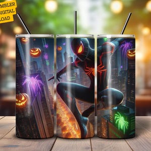 Puede incluir: Un envoltorio de vaso de 20 oz con un dise&ntilde;o de descarga digital. El vaso presenta un superh&eacute;roe con un traje negro y rojo, con un fondo de paisaje urbano, calabazas de Halloween y ara&ntilde;as de ne&oacute;n. El vaso tiene una pajita negra.