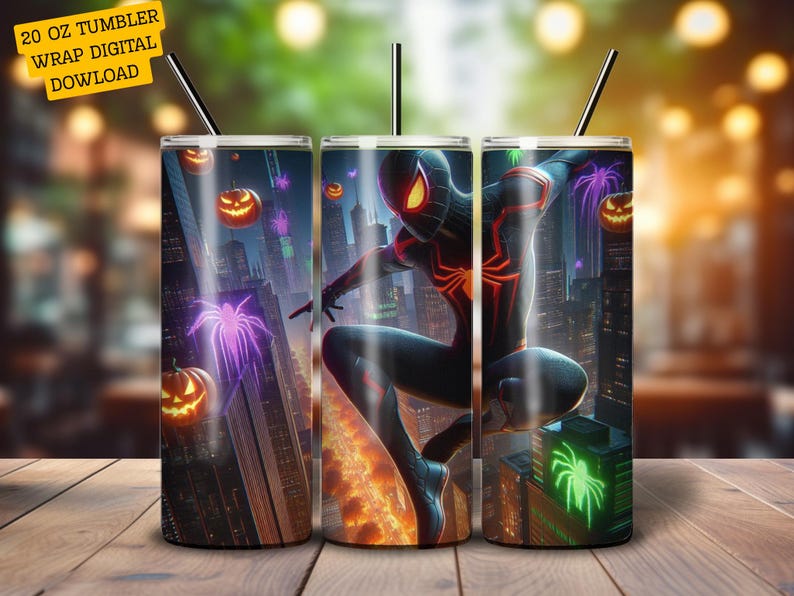 Puede incluir: Un envoltorio de vaso de 20 oz con un dise&ntilde;o de descarga digital. El vaso presenta un superh&eacute;roe con un traje negro y rojo, con un fondo de paisaje urbano, calabazas de Halloween y ara&ntilde;as de ne&oacute;n. El vaso tiene una pajita negra.