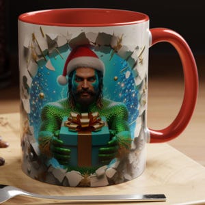 Peut inclure: Mug en c&eacute;ramique blanche avec int&eacute;rieur et anse rouges. Le mug pr&eacute;sente un motif festif d'une personne portant un bonnet de P&egrave;re No&euml;l tenant un cadeau. Le motif est plac&eacute; sur un fond de mur bris&eacute; avec une sc&egrave;ne hivernale bleue et blanche.