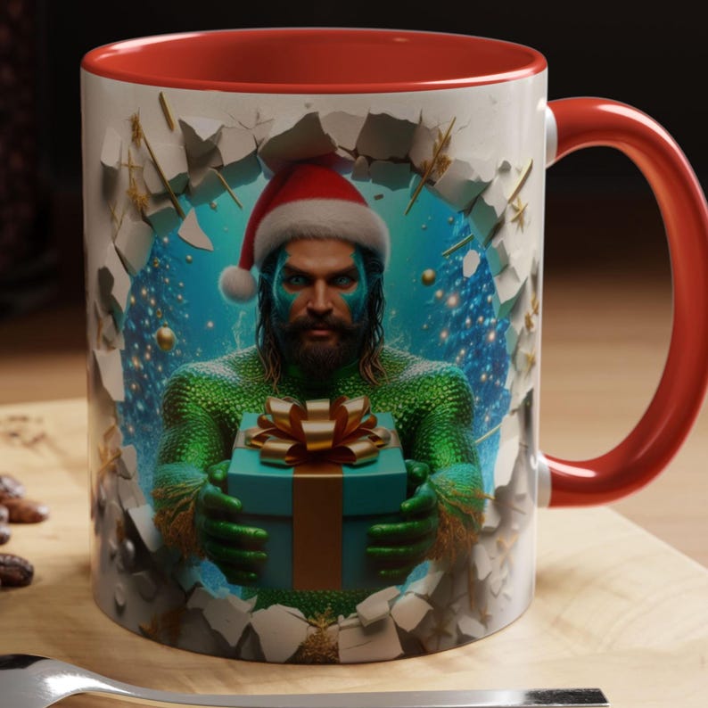 Peut inclure: Mug en c&eacute;ramique avec int&eacute;rieur et anse rouges. L'ext&eacute;rieur pr&eacute;sente un motif festif d'une personne portant un chapeau de P&egrave;re No&euml;l tenant un cadeau. Le fond a un th&egrave;me bleu et blanc, avec un effet de mur fissur&eacute;.