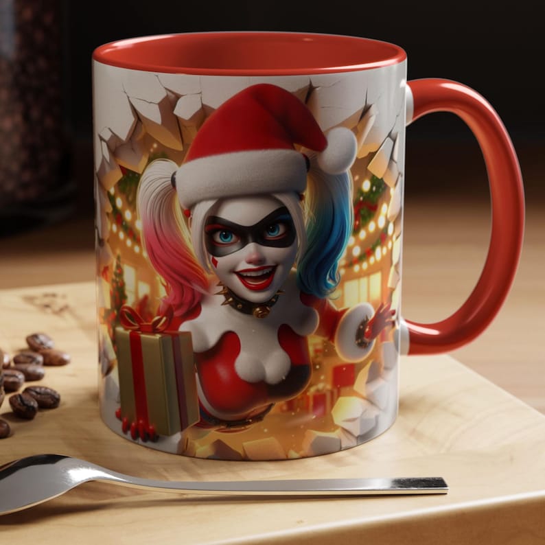 Peut inclure: Mug en c&eacute;ramique avec int&eacute;rieur et anse rouges, pr&eacute;sentant un motif festif. La tasse repr&eacute;sente un personnage de dessin anim&eacute; portant un chapeau et un costume de P&egrave;re No&euml;l, tenant un cadeau. L'arri&egrave;re-plan comprend des lumi&egrave;res de No&euml;l et un effet de mur fissur&eacute;.