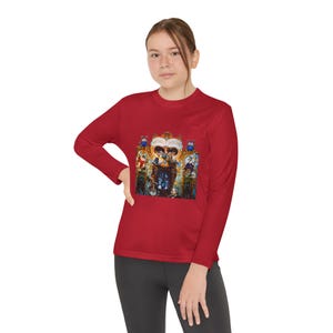 Op de afbeelding: Een rood shirt met lange mouwen met een kleurrijke afbeelding van Michael Jackson. De afbeelding bevat een kroon, een portret van Michael Jackson en de tekst "MICHAEL JACKSON". Het shirt is gemaakt van een zacht materiaal.