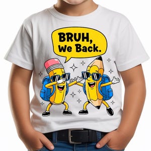 Könnte beinhalten: Weißes T-Shirt mit einer Cartoon-Grafik von zwei gelben Bleistiften mit Sonnenbrillen und Rucksäcken, die dabben. Eine gelbe Sprechblase über den Bleistiften lautet "BRUH, We Back". Die Bleistifte sind vor einem Hintergrund aus kleinen Sternen angeordnet.