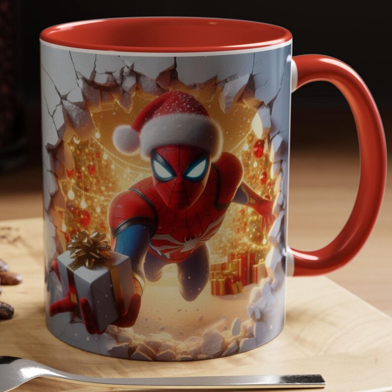 Peut inclure: Mug en c&eacute;ramique avec int&eacute;rieur et anse rouges. L'ext&eacute;rieur pr&eacute;sente un motif festif de Spider-Man avec un bonnet de P&egrave;re No&euml;l, tenant un cadeau, avec un sapin de No&euml;l en arri&egrave;re-plan. Mug de taille standard.