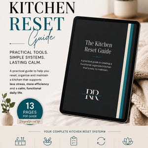 Könnte beinhalten: Ein digitaler Ratgeber mit dem Titel The Kitchen Reset Guide auf einem Tablet-Bildschirm. Das 13-seitige PDF-Dokument enthält Abschnitte zur Organisation, Checklisten und Wartungsroutinen für eine funktionale und ruhige Küchenumgebung.