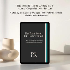 Pode incluir: Um tablet digital exibindo um documento intitulado The Room Reset: Full Home Edition, um guia passo a passo para criar uma casa organizada que dure. O texto acima do tablet diz The Room Reset Checklist & Home Organization System.