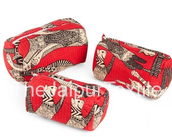Conjunto de 3 nécessaires de algodão acolchoado com estampa em bloco para artigos de higiene pessoal.