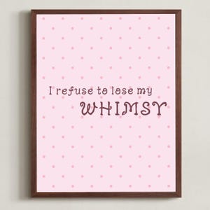 Puede incluir: Una lámina decorativa enmarcada con fondo rosa claro y un patrón repetitivo de pequeños puntos rosa oscuro. El texto "I refuse to lose my WHIMSY" está impreso en el centro con una tipografía redondeada y estilizada de color marrón oscuro.