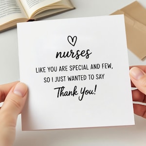 Peut inclure: Une carte carrée blanche avec les mots "nurses" et "Thank You!" en écriture noire. La carte comprend également le texte "LIKE YOU ARE SPECIAL AND FEW, SO I JUST WANTED TO SAY". Un petit cœur noir est au-dessus du mot "nurses".