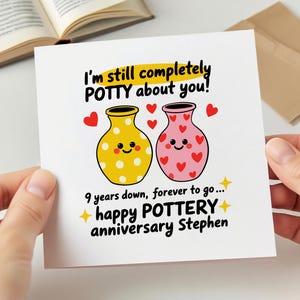 Può includere: Un biglietto bianco con il testo "I'm still completely POTTY about you!" e "happy POTTERY anniversary Stephen". Il biglietto presenta due vasi dei cartoni animati, uno giallo a pois bianchi e uno rosa a cuori rossi.