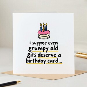 Può includere: Biglietto di compleanno bianco con torta e candele a fumetti. Il biglietto riporta il testo "i suppose even grumpy old gits deserve a birthday card..." in nero e giallo.