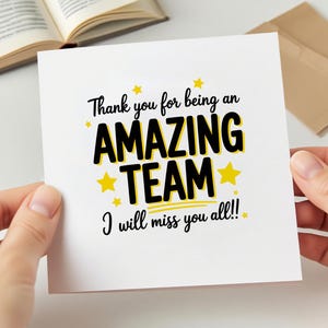 Op de afbeelding: Een witte vierkante kaart met de tekst "Thank you for being an AMAZING TEAM. I will miss you all!!" in zwarte en gele tekst. De kaart is versierd met gele sterren.