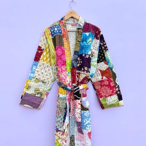 Kimono de algodón Kantha hecho a mano: Chaqueta larga estilo boho con estampado floral.