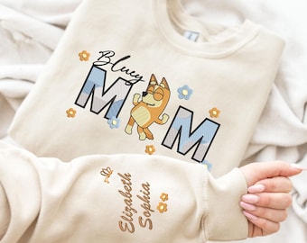 Mama geborduurde hoodie in blauwe stijl, mama paascadeau, gepersonaliseerd shirt met naam op mouw, zoon-dochterwedstrijd, mama en ik, shirt karakter mama