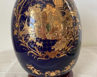 ヴィンテージ磁器リモージュエッグコバルトとゴールド、木製スタンド付き装飾
