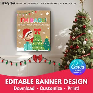 Op de afbeelding: Een kerstbanner met de tekst "I'M BACK!" en "AND READY FOR NEW ADVENTURES WITH YOU!". De banner toont een cartoon elf, kerstbomen en cadeau dozen. Het ontwerp heeft een bruine achtergrond met een lichtslinger en een rode strik.
