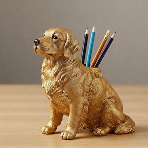 Könnte beinhalten: Ein goldfarbener, hundeförmiger Schreibtisch-Organizer. Der Hund sitzt mit Bleistiften im Rücken. Die Bleistifte sind schwarz, blau und orange. Der Schreibtisch-Organizer besteht aus einem glänzenden Material und steht auf einer Holzoberfläche.