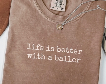 Comfort Colors® Leben besser mit einem Baller-Shirt, Mama Baller-Shirt, Basketball-Mama-Shirt, Sport-Mama-Shirt, Spieltag-Shirt, Basketball-Geschenk