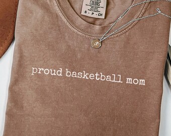 Stolzes Basketball Mama Komfort Farben Shirt, Basketball Mama T-Shirt, Basketball Mama Geschenk, Sport Mama Shirt, Spieltag Shirt