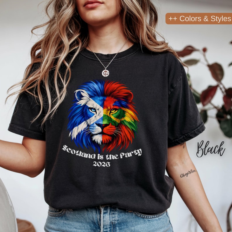 A colorful lions head with the colors of the scottish flag on one side and the colors of their opponents of the world cup 2026 on the other.