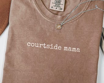 Comfort Colors® Courtside Mama Shirt, Basketball Mama Shirt, Sport Mama Shirt, Spieltag Shirt, Mama Basketball Geschenk, Minimalistisches Mama T-Shirt